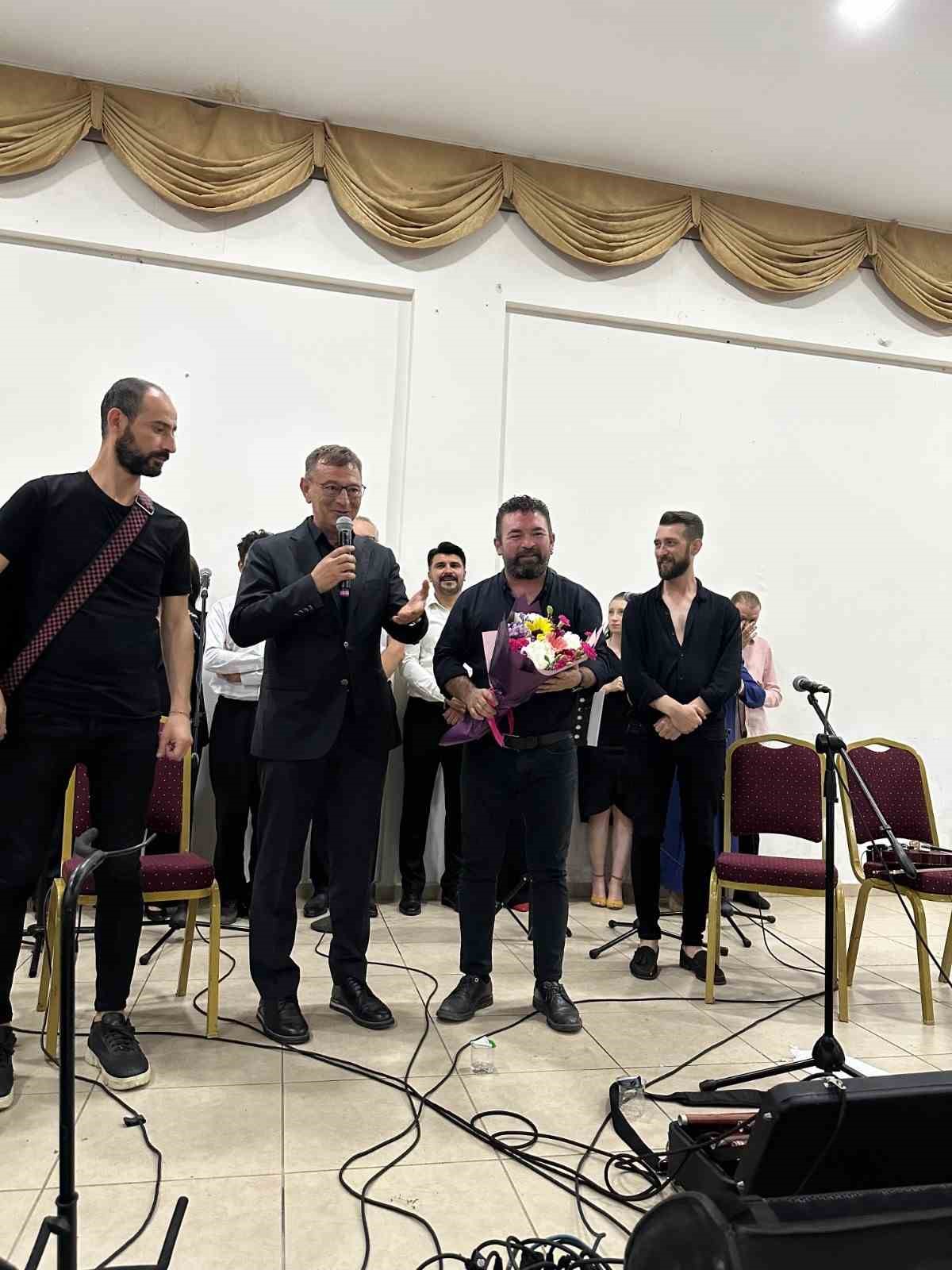 Yenice&rsquo;de m&uuml;zik ş&ouml;leni vatandaşlarla buluştu
