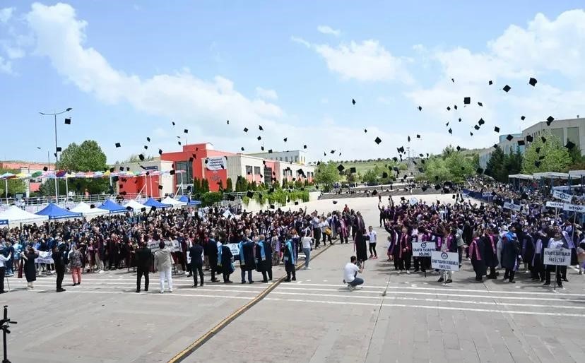 ÇAKÜ’de öğrencilerin mezuniyet sevinci