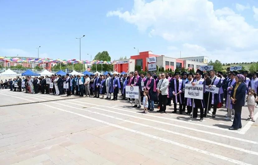 ÇAKÜ’de öğrencilerin mezuniyet sevinci
