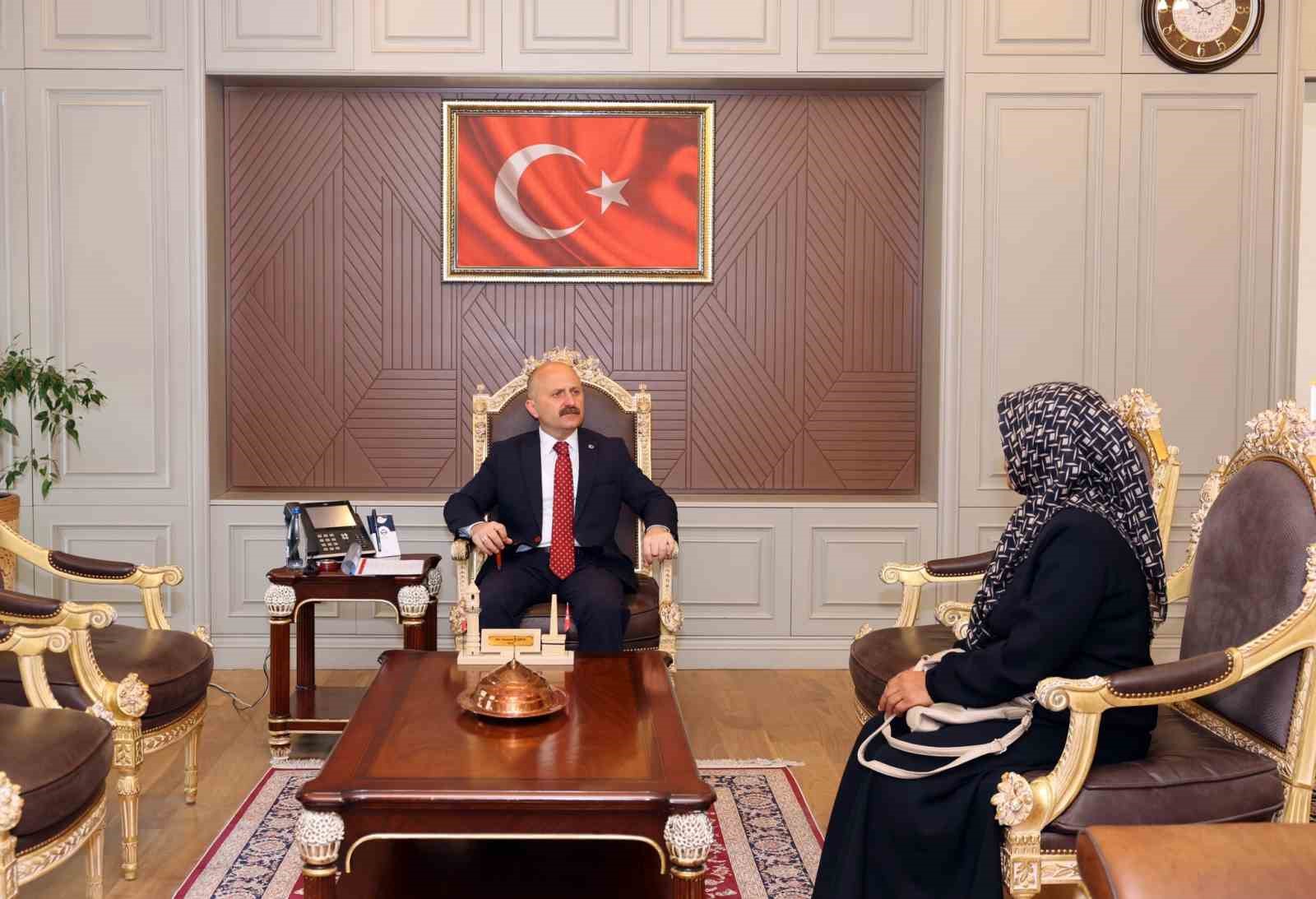 Vali Varol vatandaşların taleplerini dinleniyor
