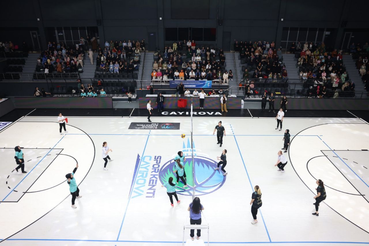 Kadın kursiyerler voleybol maçında hünerlerini konuşturdu