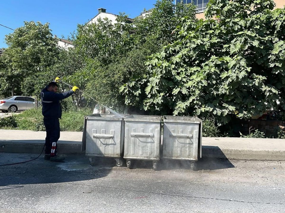 Silivri Belediyesi yaz aylarına yönelik konteyner dezenfeksiyon çalışmalarını yoğunlaştırdı