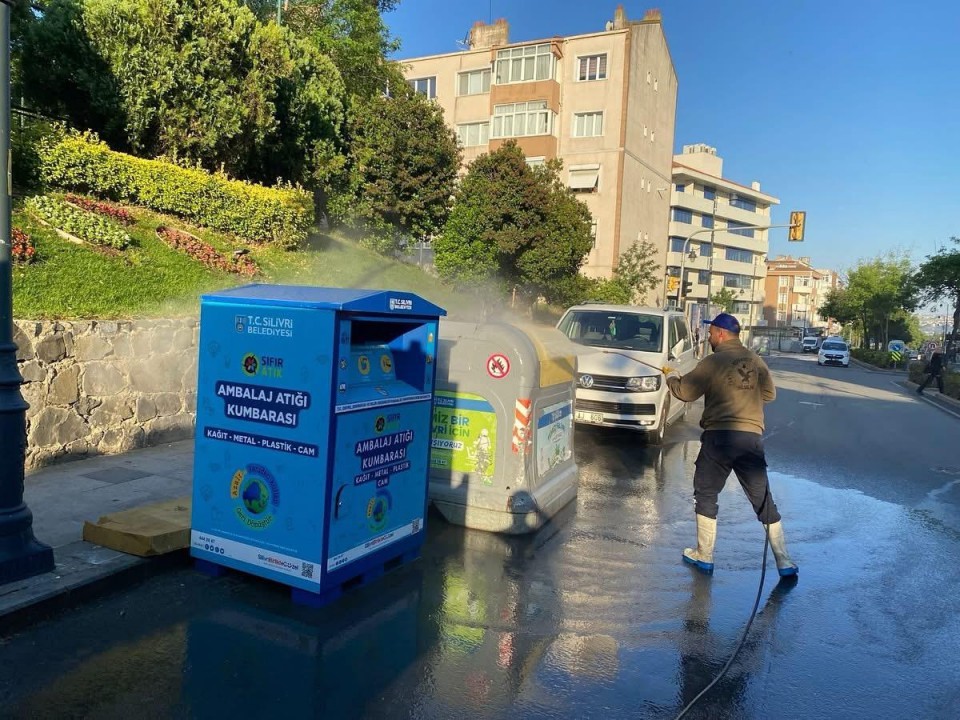 Silivri Belediyesi yaz aylarına y&ouml;nelik konteyner dezenfeksiyon &ccedil;alışmalarını yoğunlaştırdı
