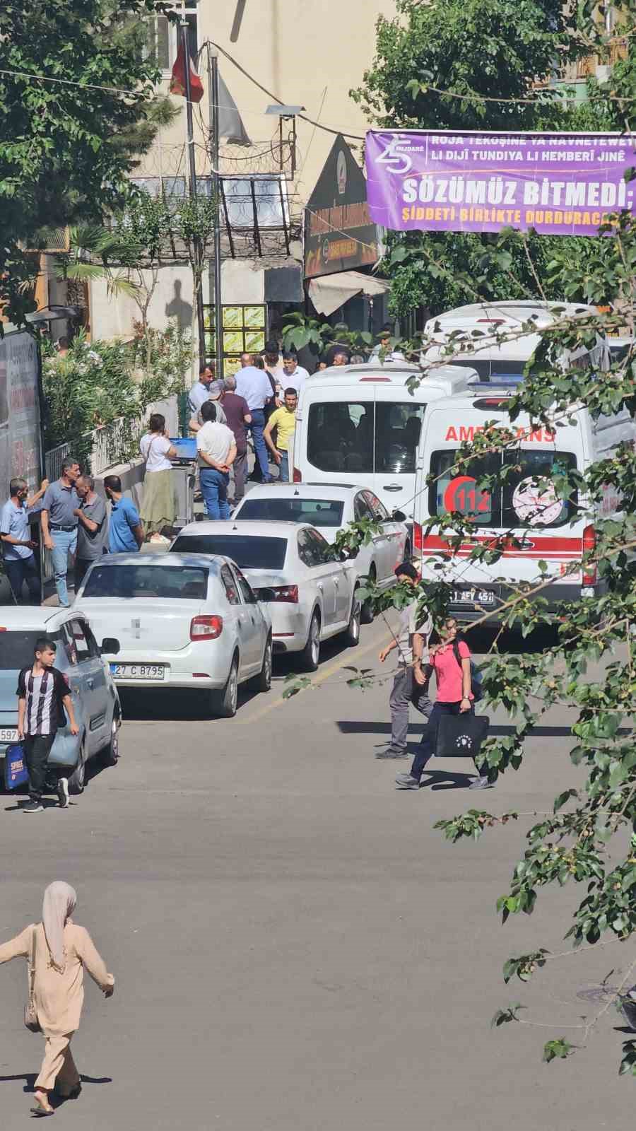 Belediye binasında tartıştığı amcasını silahla yaraladı