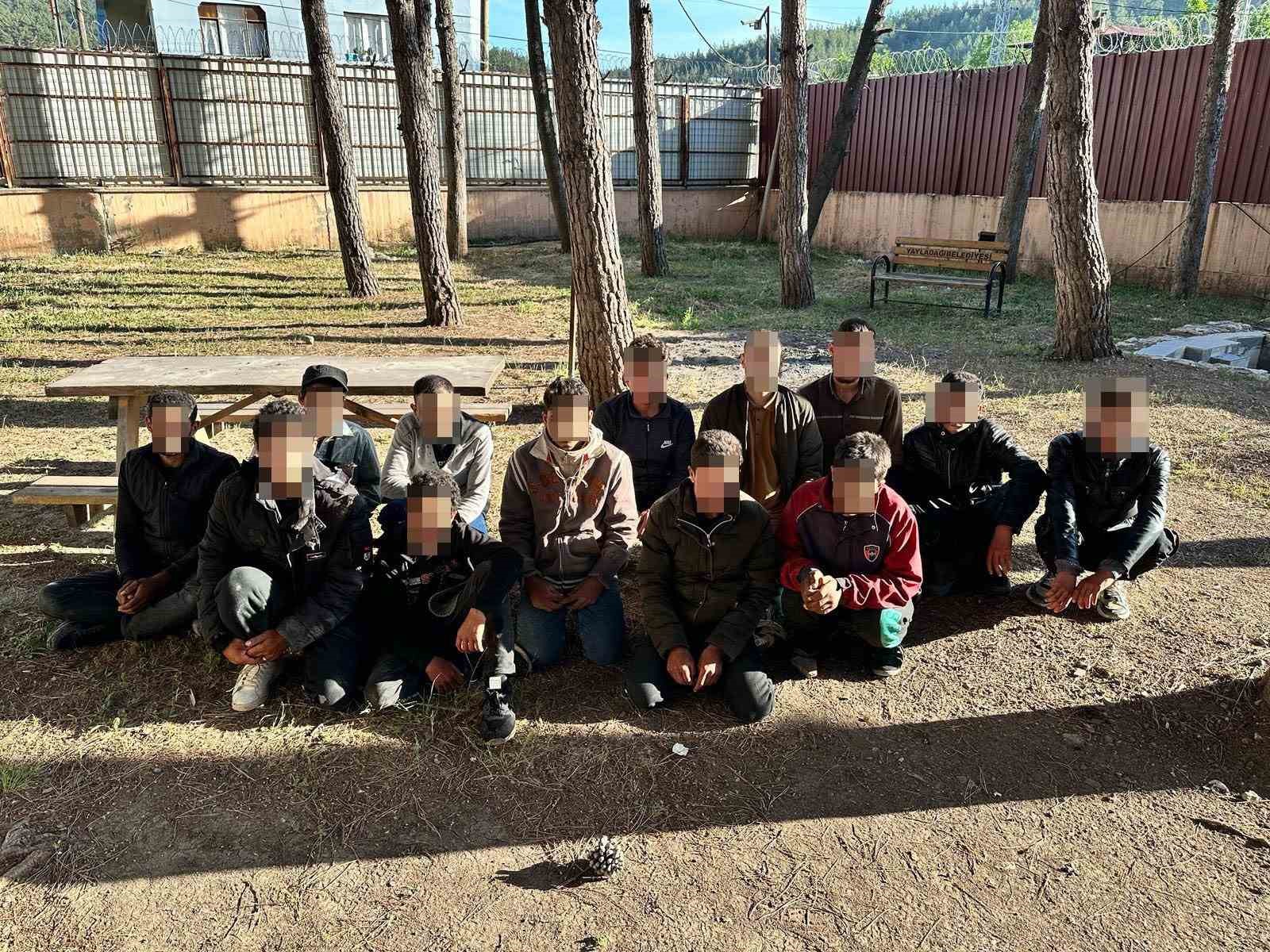 Hatay’da 65 kaçak göçmen yakalandı