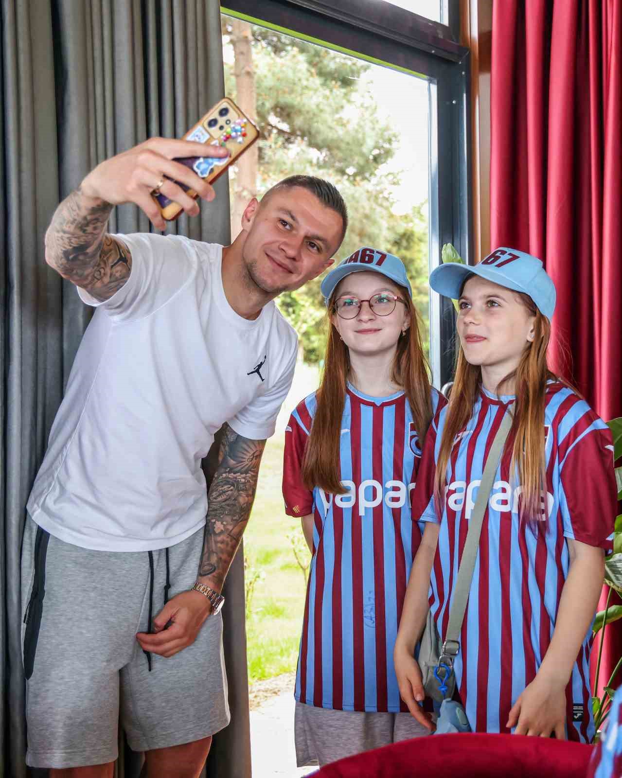 Trabzonsporlu futbolcular Ukraynalı &ccedil;ocuklarla bir araya geldi
