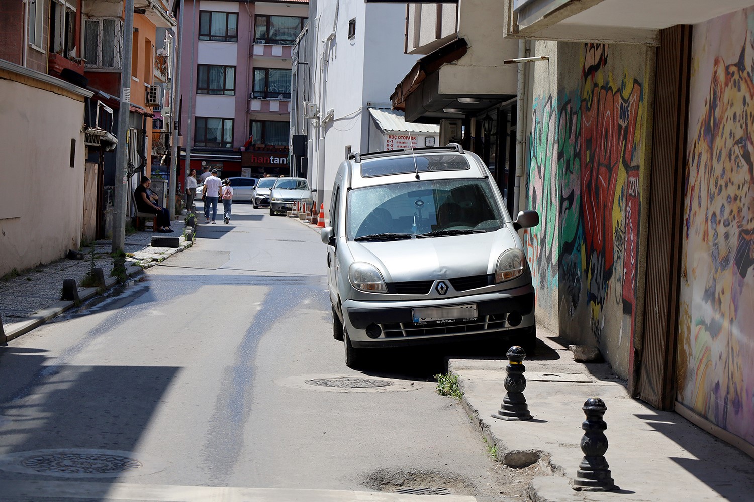 Hatalı park yaparak yaya ge&ccedil;işlerini engelleyen ara&ccedil; s&uuml;r&uuml;c&uuml;leri tek tek uyarıldı
