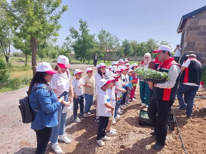 Güroymaklı öğrencilere uygulamalı tarım eğitimi