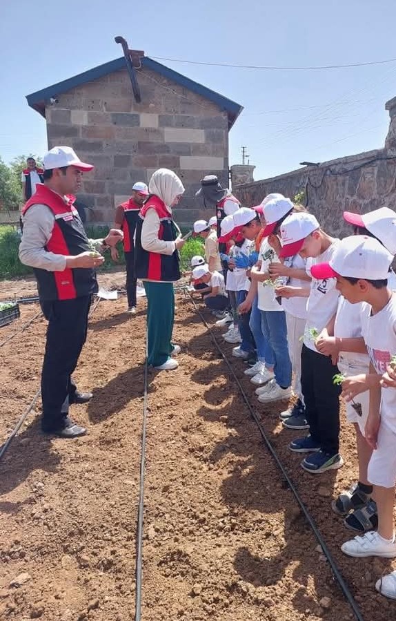 G&uuml;roymaklı &ouml;ğrencilere uygulamalı tarım eğitimi
