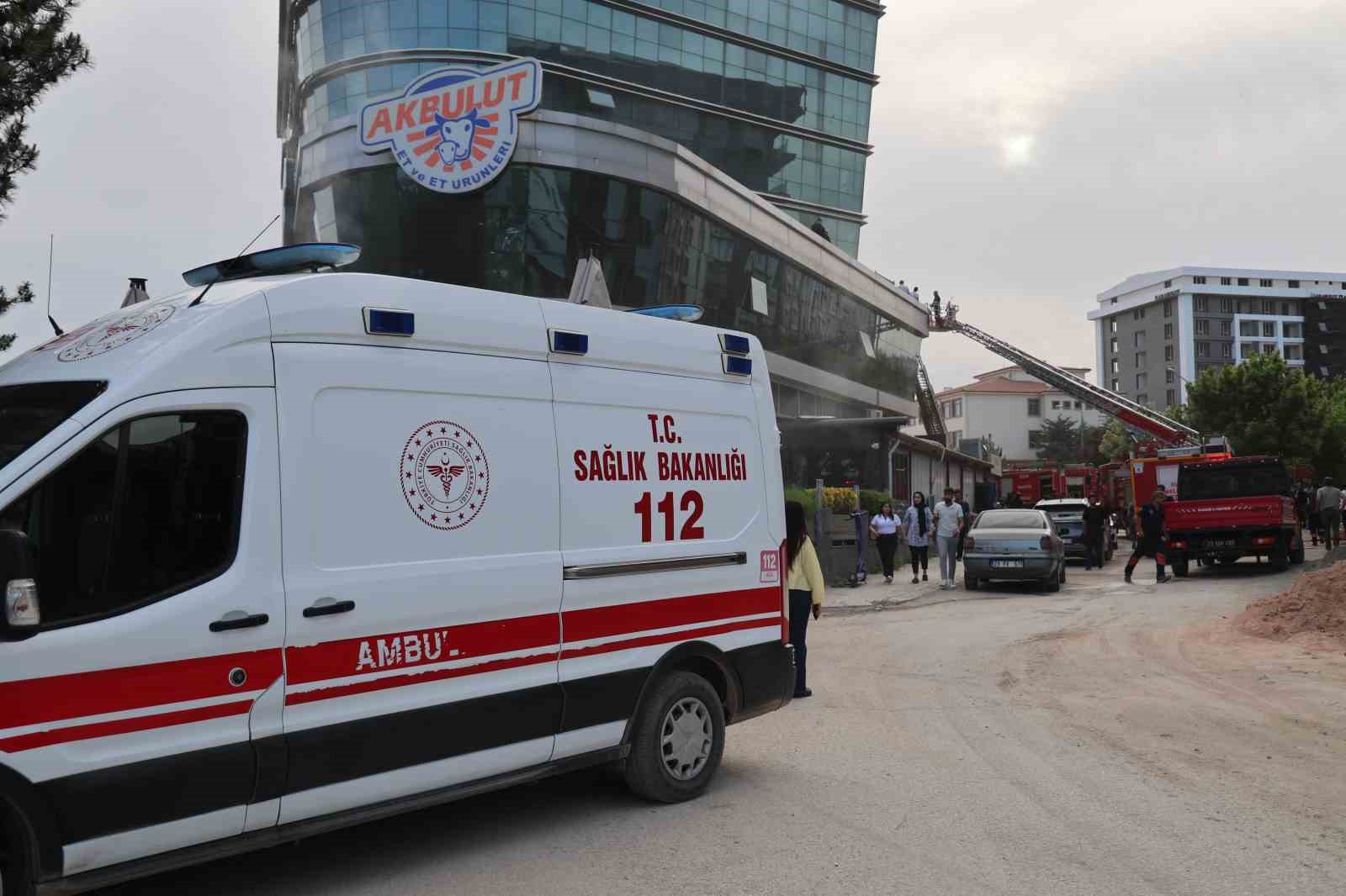 Elazığ’da plazada yangın paniği