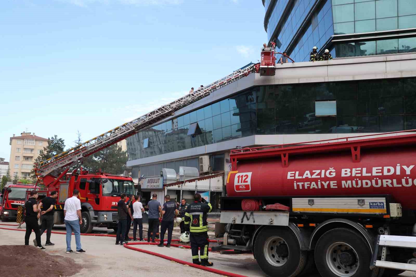 Elazığ&rsquo;da plazada yangın paniği
