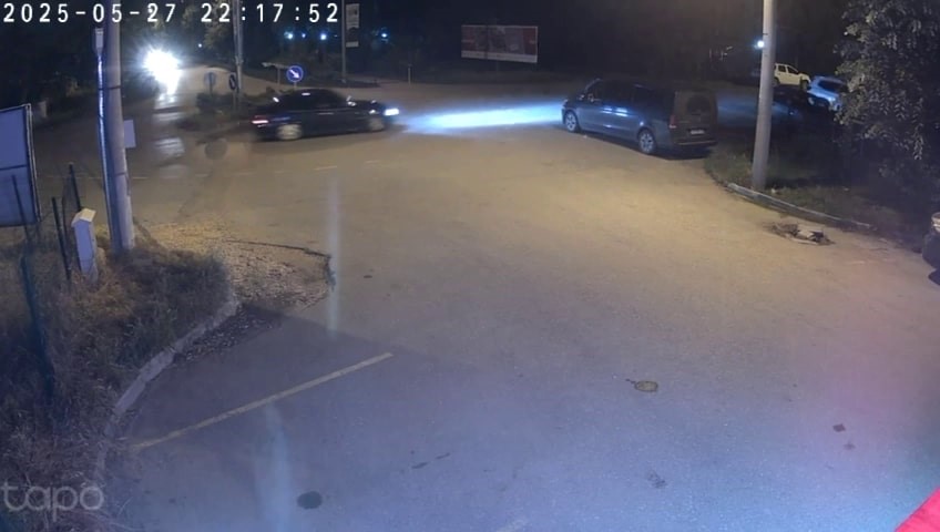 Kavşakta drift yapan otomobil ağaca &ccedil;arptı: 3 yaralı
