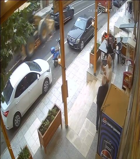 Freni arızalanan kep&ccedil;e, 4 araca &ccedil;arptı
