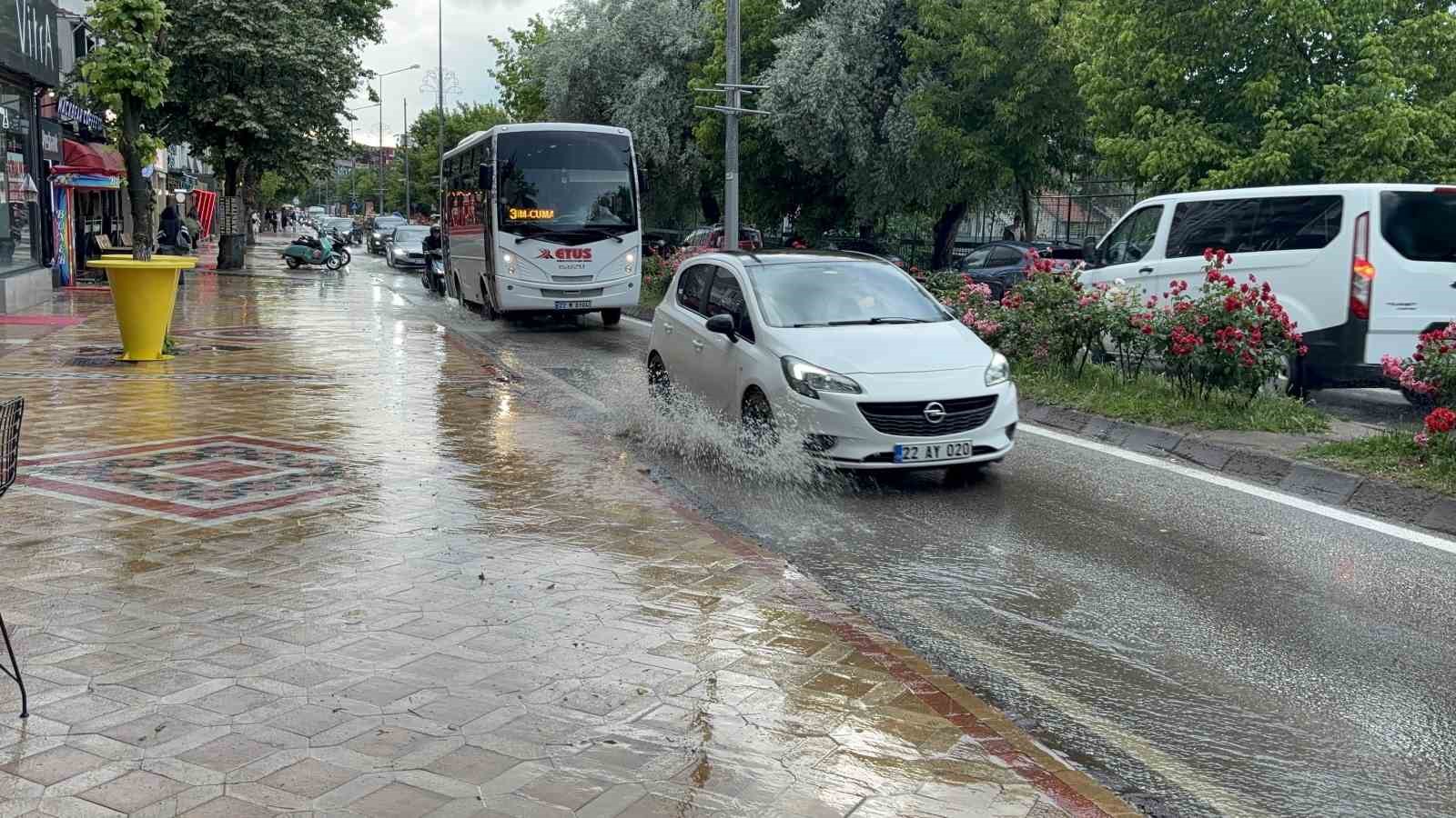 Edirne’de sağanak yolları göle çevirdi
