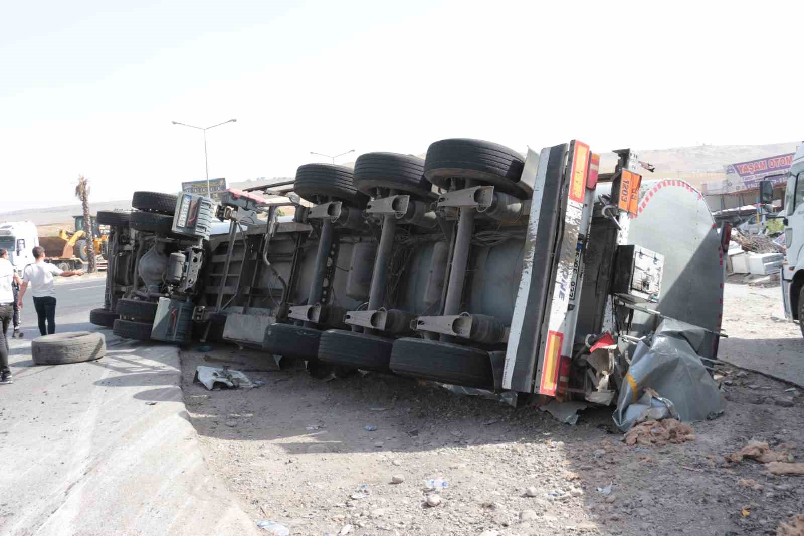 Cizre’de ham madde yüklü tır devrildi: 1 yaralı