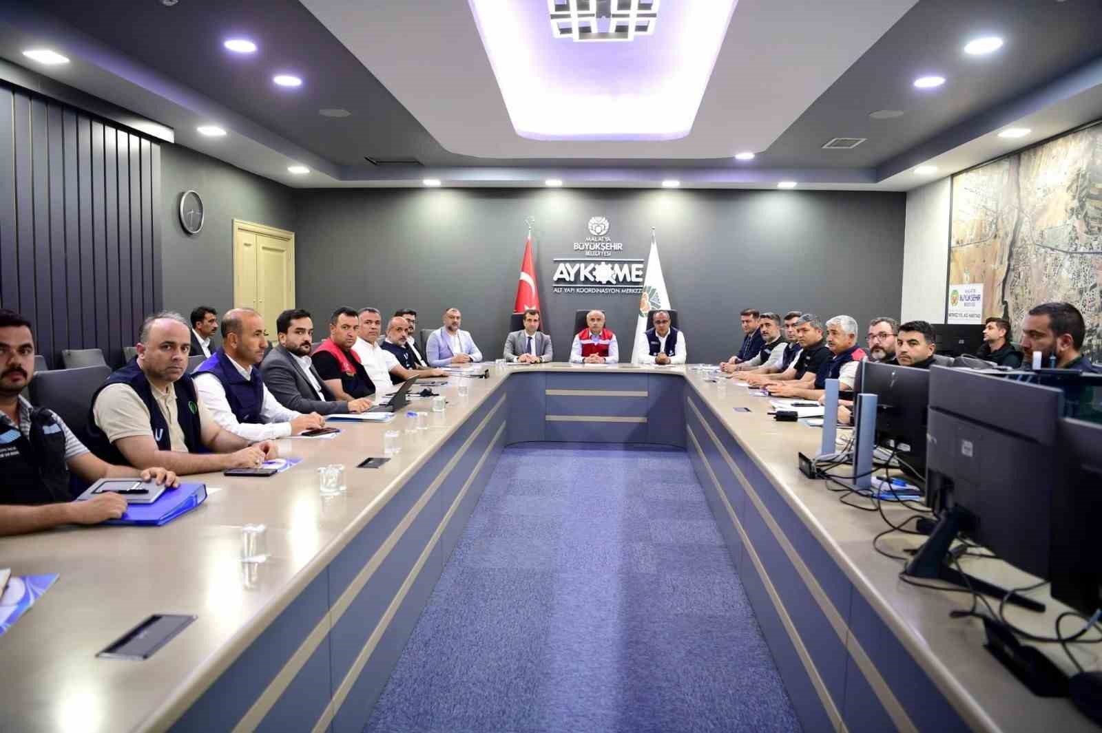 Başkan Er: "B&uuml;y&uuml;kşehir Belediyesi olarak yağmurun ilk anından itibaren t&uuml;m ekiplerimizle sahadaydık"
