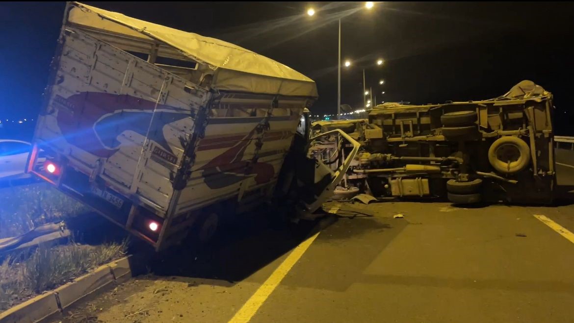 Kars&rsquo;ta iki kamyonet &ccedil;arpıştı: 3 yaralı
