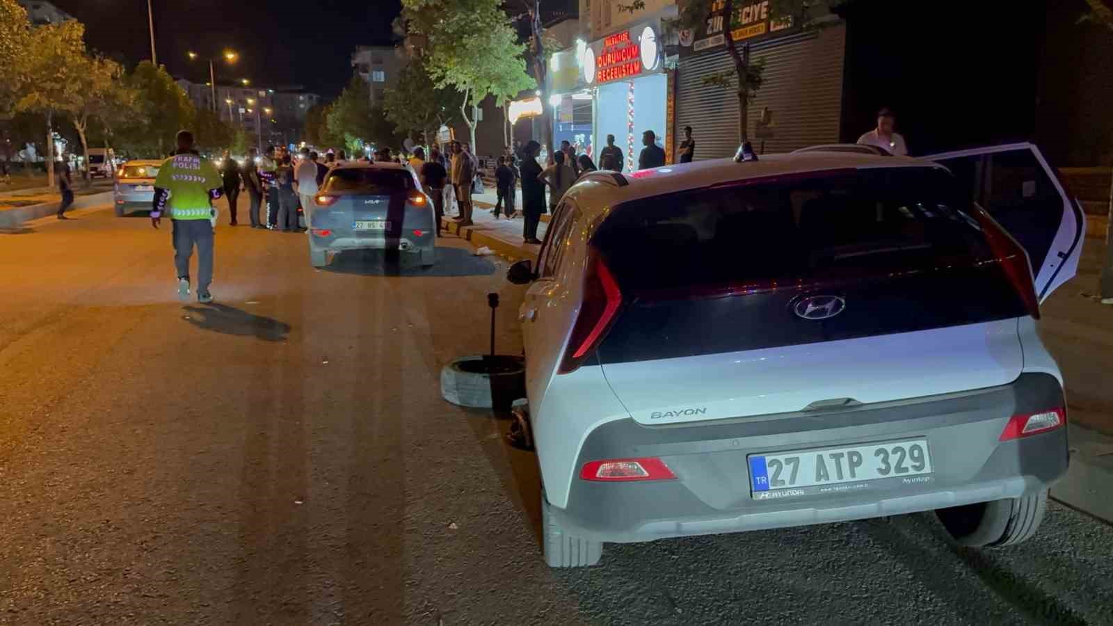 Feci kaza kamerada... Hızla gelen araç, otomobil ve motosiklete çarptı: 1’i ağır 2 yaralı
