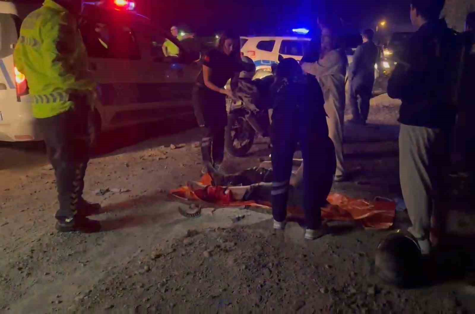 Kaza yapan motosikletin sürücüsü 50 metre sürüklendi