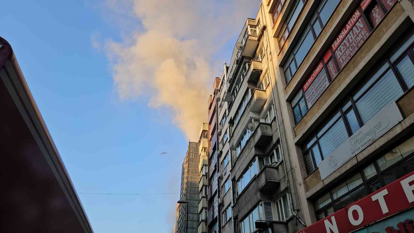 Şişli’de restoranda başlayan yangın yanındaki iki binaya sıçradı