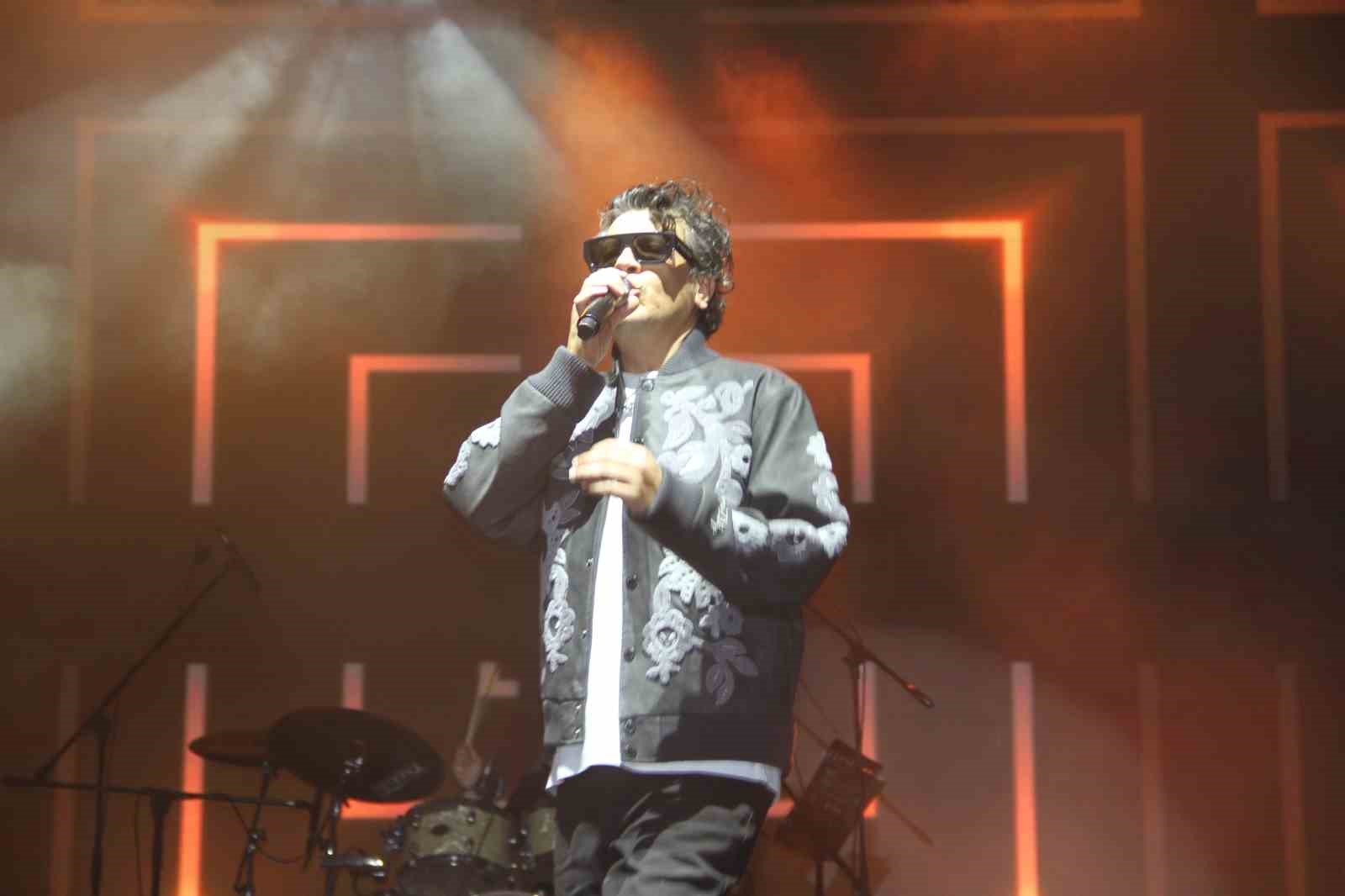 &Uuml;nl&uuml; Sanat&ccedil;ı Ersay &Uuml;ner &Ccedil;AK&Uuml;&rsquo;de sahne aldı
