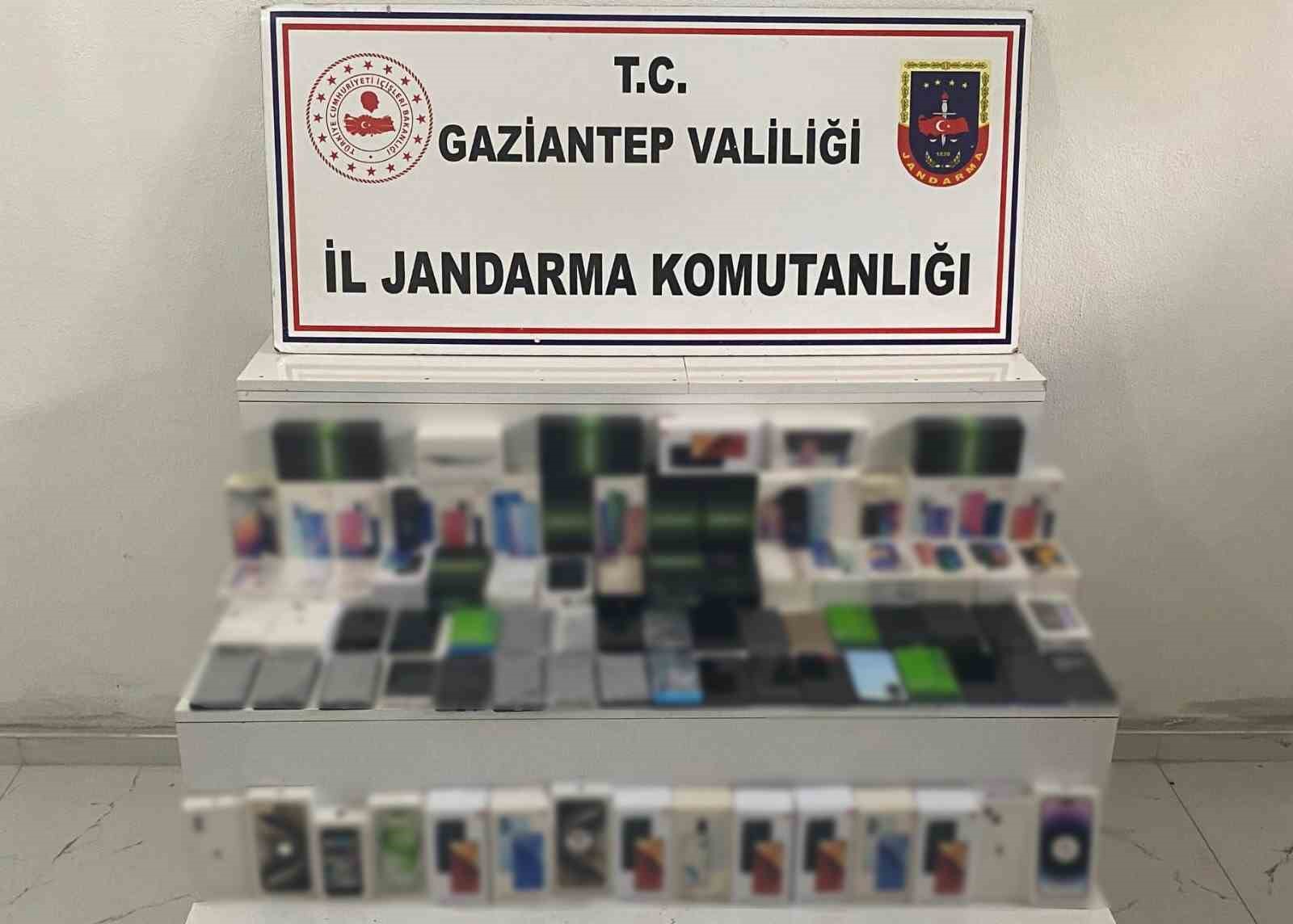 Gaziantep’te 2 milyon TL değerinde kaçak telefon ele geçirildi
