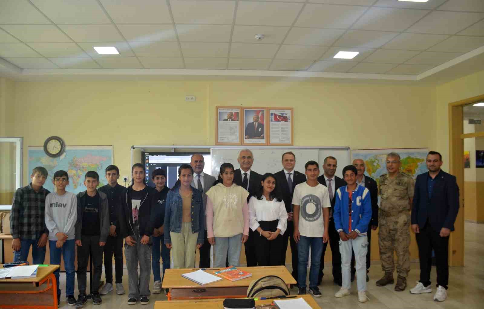 Vali &Ccedil;akır&rsquo;dan &ouml;ğrencilere tavsiye: "&Ccedil;ok kitap okuyun"
