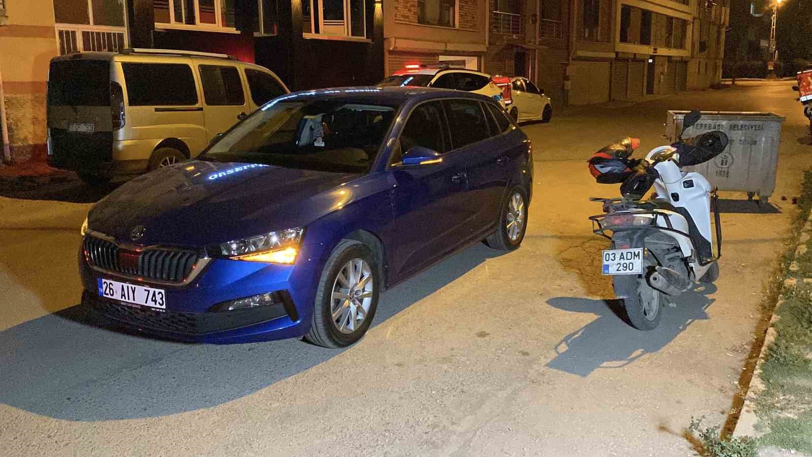 Motosikletli kurye otomobille çarpıştı: 1 yaralı