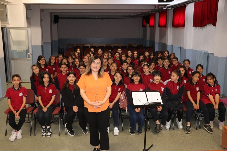 M&uuml;zik sınıfında &ouml;ğrenciler; kentin m&uuml;zik k&uuml;lt&uuml;r&uuml;n&uuml; yaşatıyorlar
