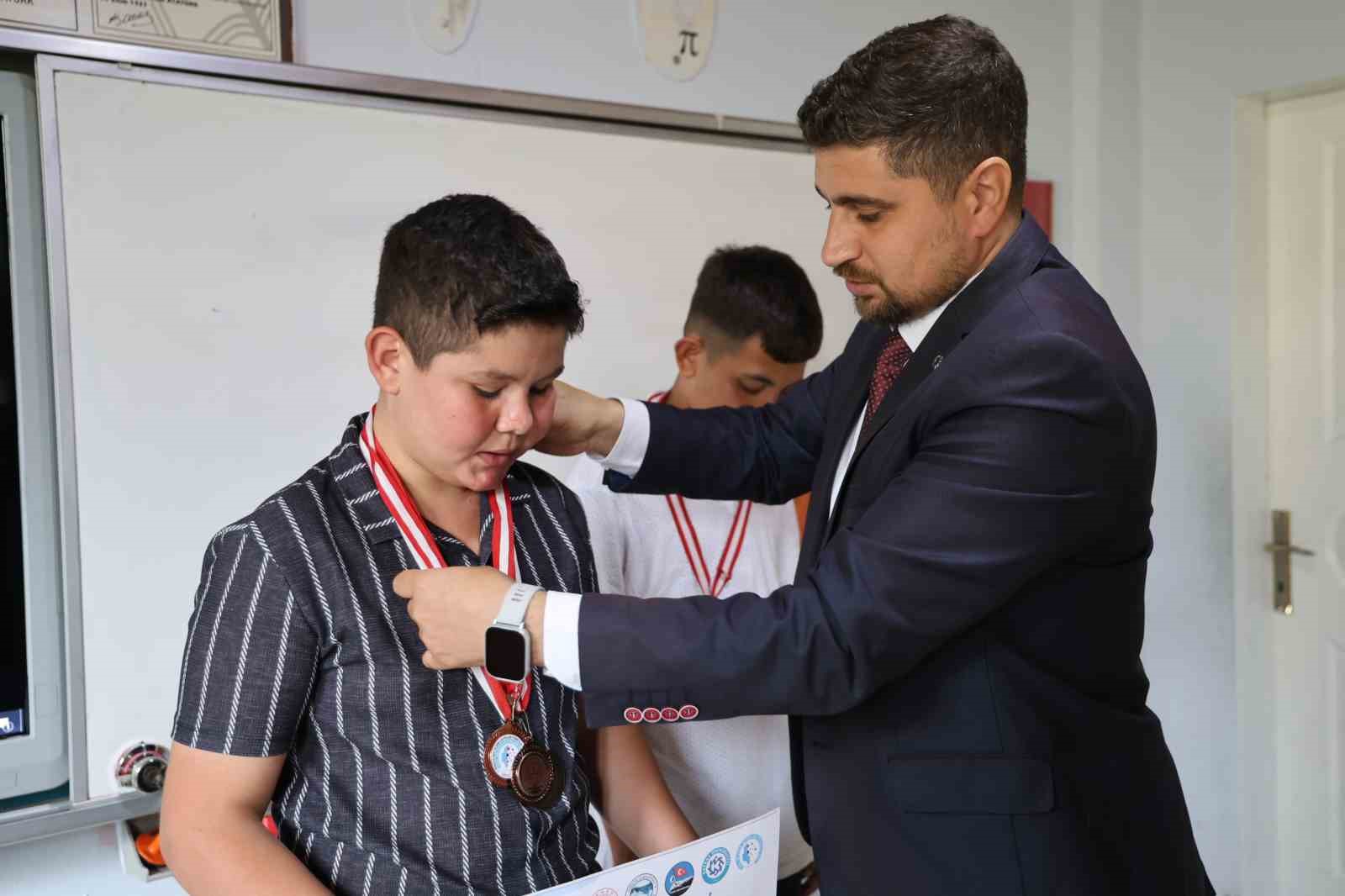 Sınıfın afacanları derece yaptı, k&ouml;y okulunun gururu oldu
