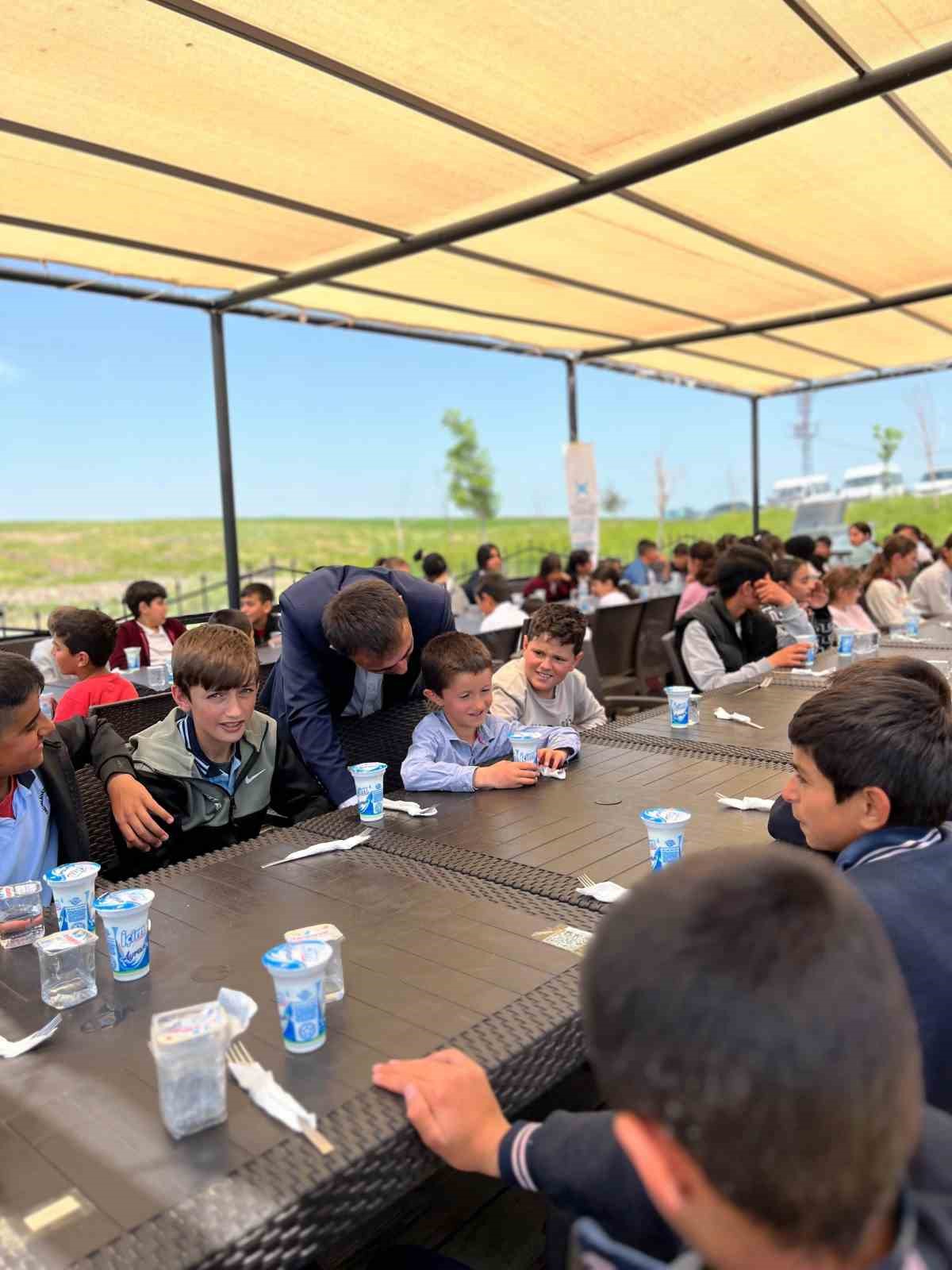 Bulanık&rsquo;ta &ouml;ks&uuml;z ve yetim &ccedil;ocuklar sevindirildi
