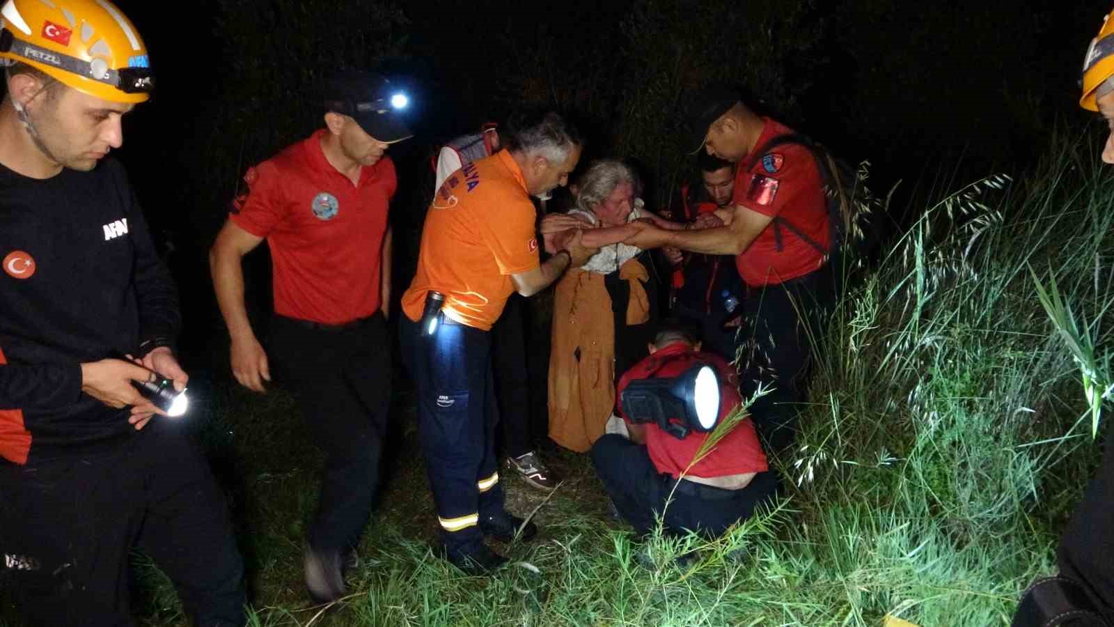 Kaybolan Alzheimer hastası yaşlı kadın 18 saat sonra tarlada bitkin halde bulundu