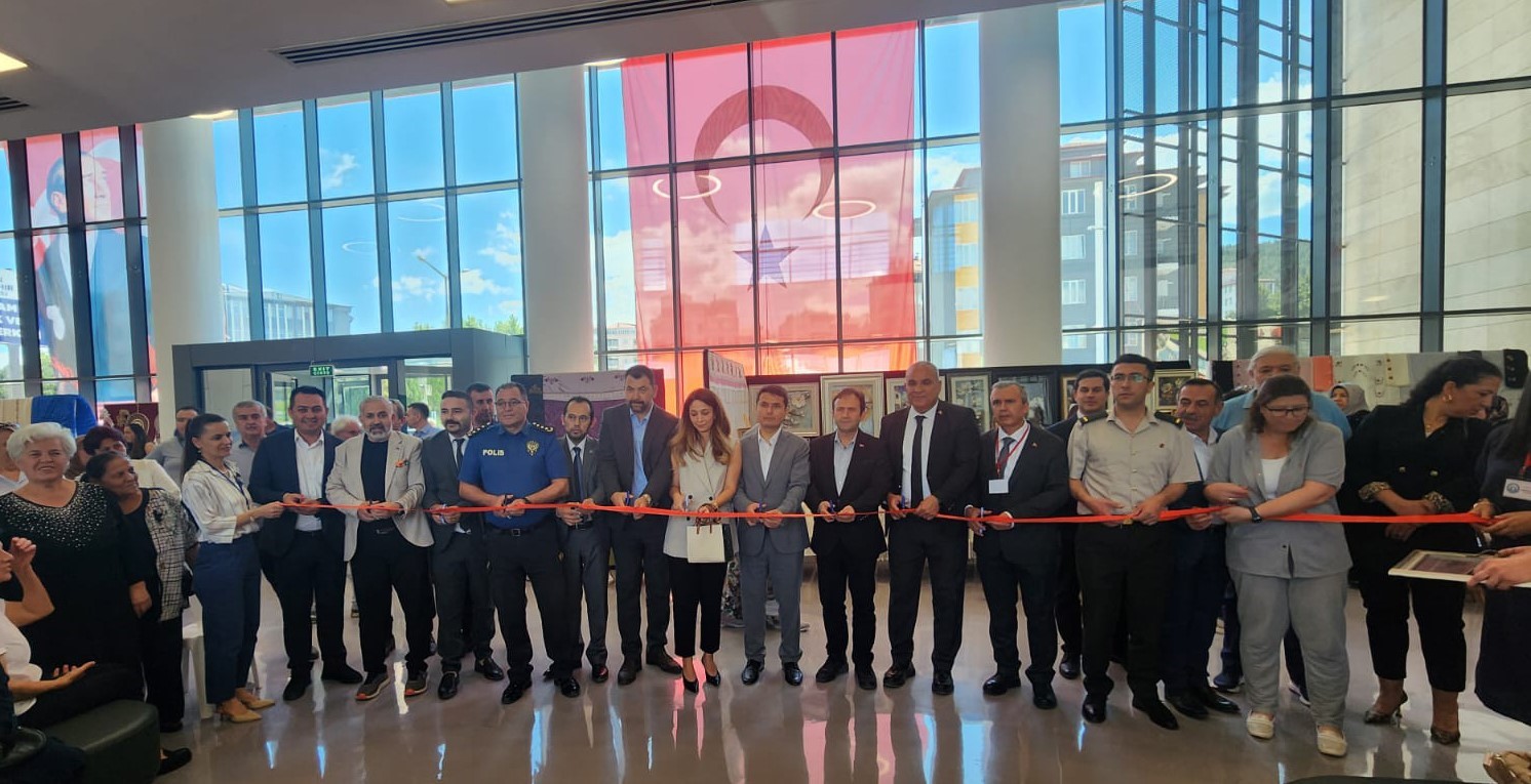 Acıpayam Halk Eğitim Merkezi kursiyerlerinin el emeği ürünleri görücüye çıktı