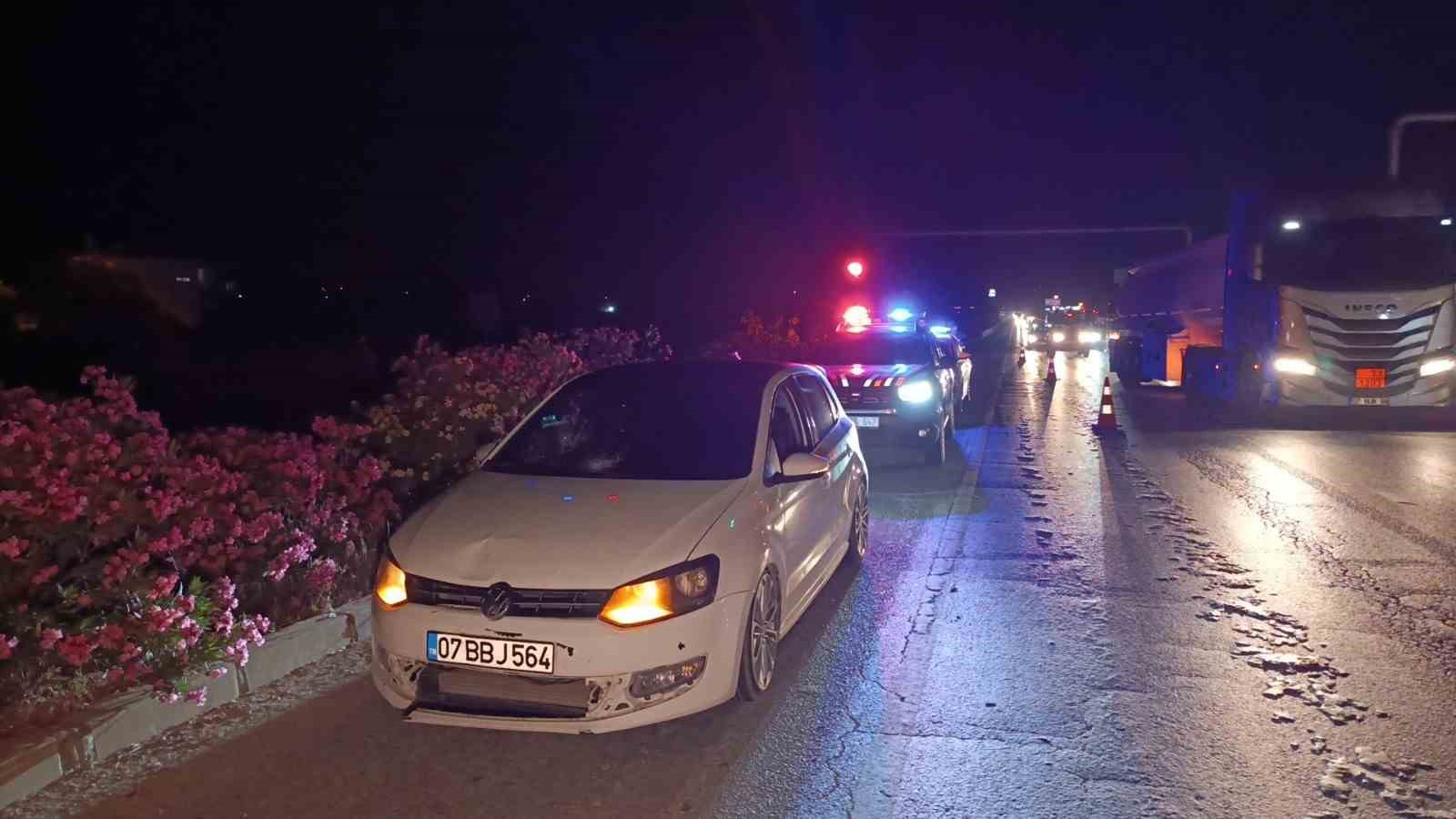 Herkes kırmızı ışıkta dururken emniyet şeridinden ge&ccedil;ip yayayı ezdi
