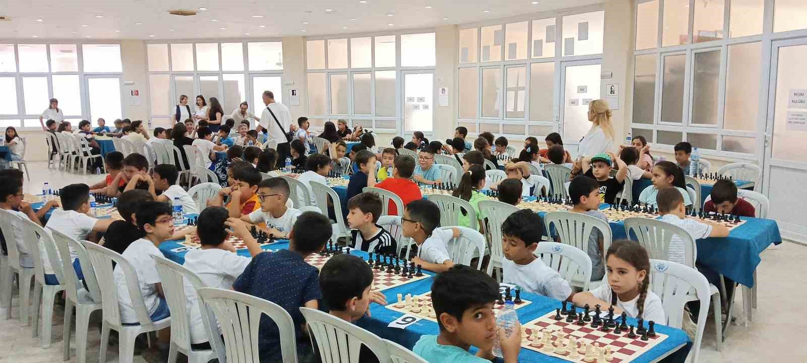 Büyükşehir’in satranç turnuvasında öğrenciler hamlelerini yarıştırdı