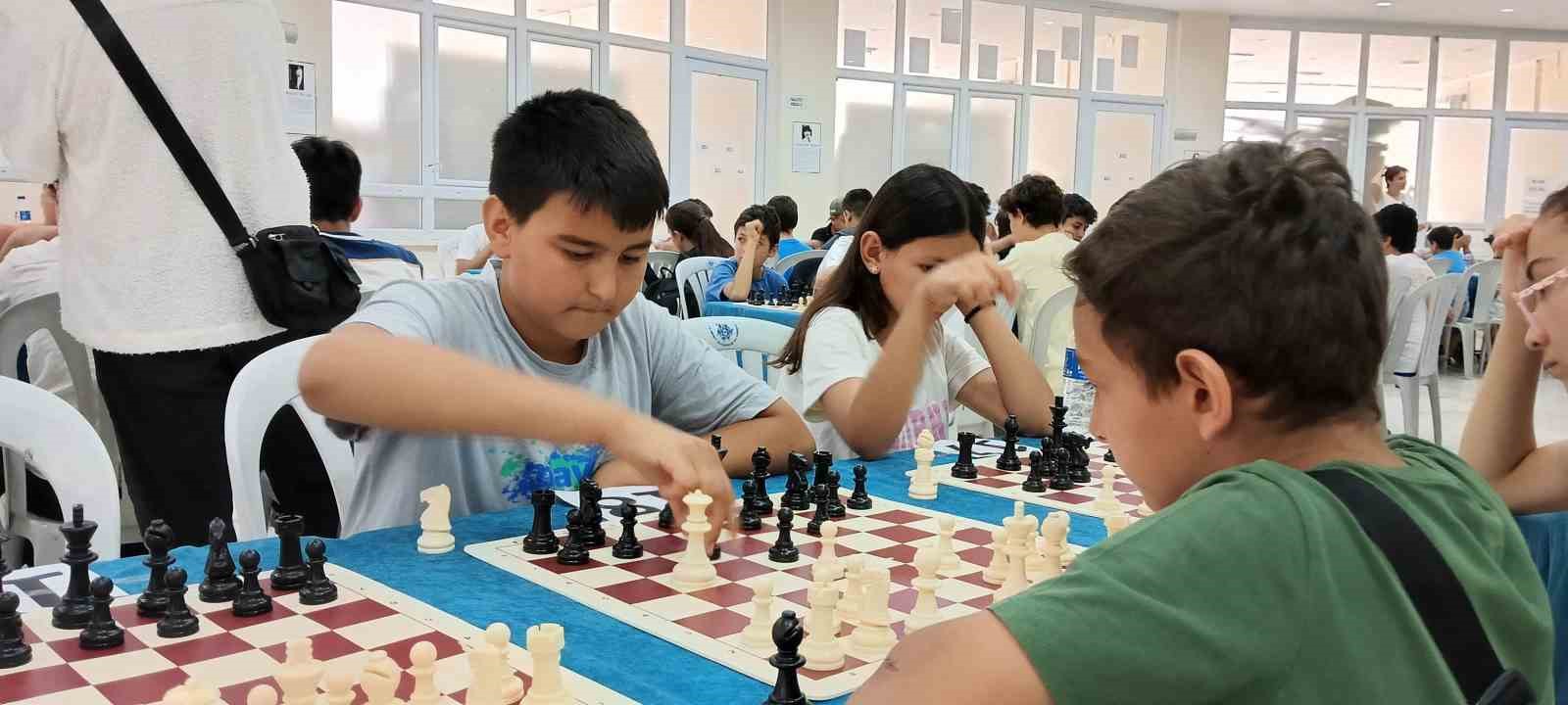 Büyükşehir’in satranç turnuvasında öğrenciler hamlelerini yarıştırdı
