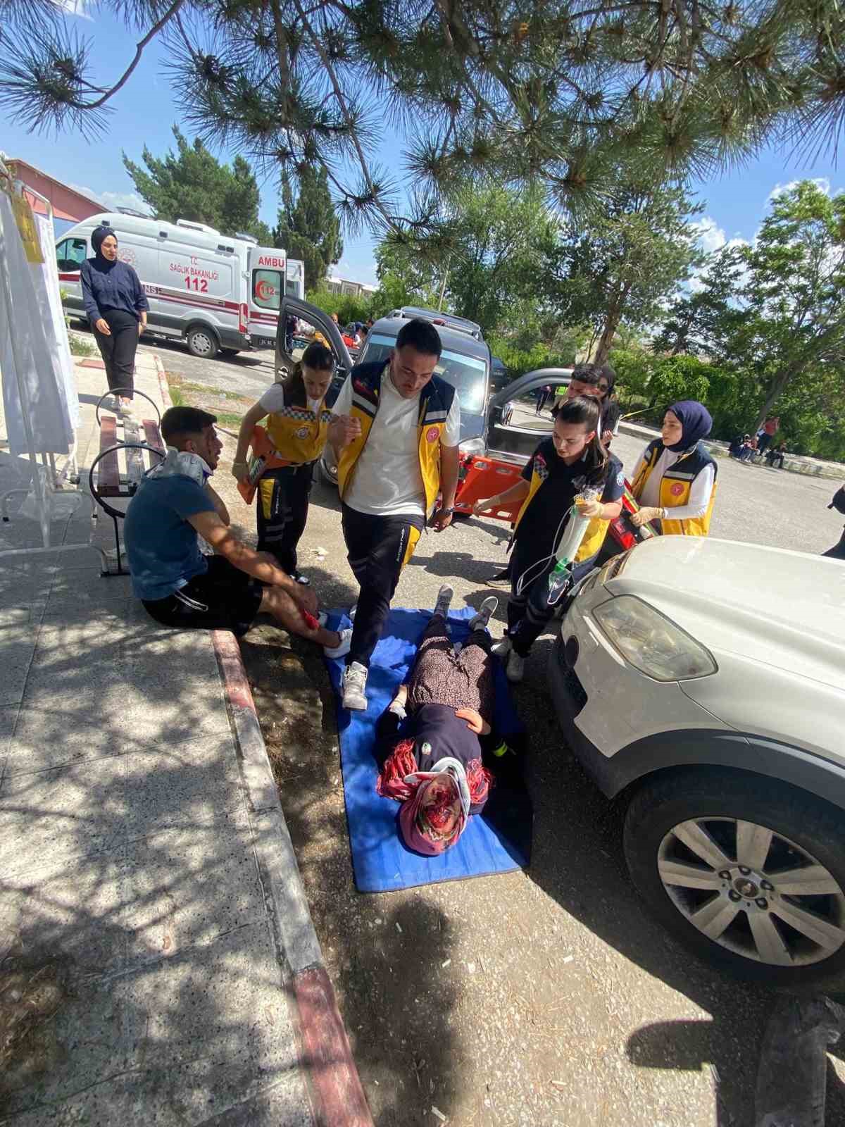 &Ouml;ğrencilerden ger&ccedil;eğini aratmayan tatbikat
