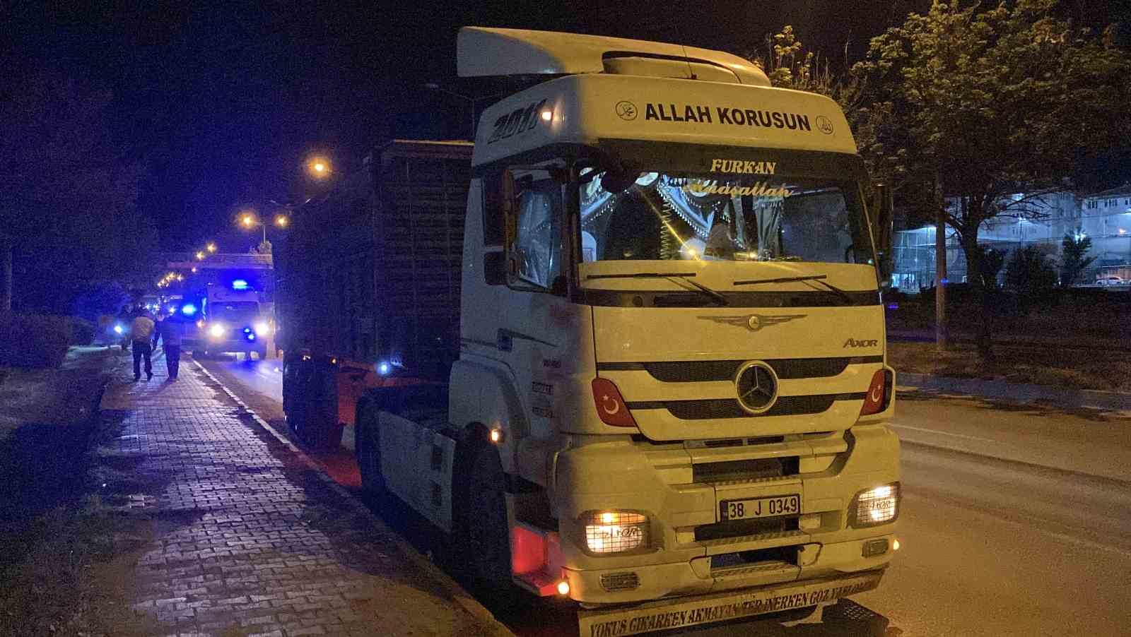 Tıra arkadan &ccedil;arpan otomobil kullanılmaz hale geldi, s&uuml;r&uuml;c&uuml;s&uuml; yaralandı
