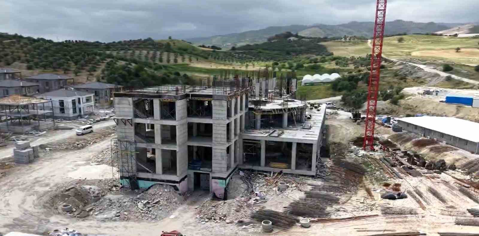 Hatay&rsquo;da &ouml;ğretmenevi inşaatı y&uuml;kseliyor
