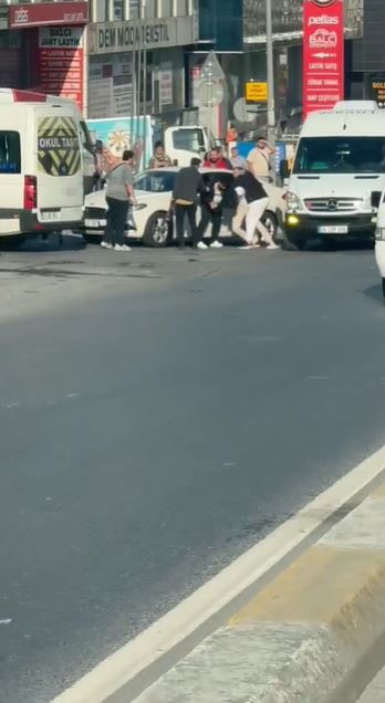 Bağcılar’da yol vermeme kavgası kamerada