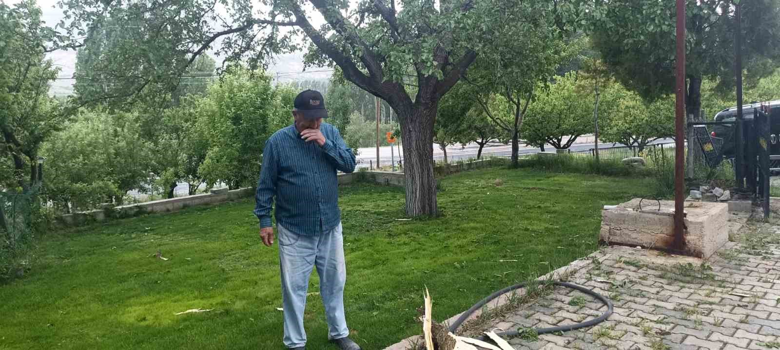 Evin bahçesine düşen yıldırım paniğe neden oldu