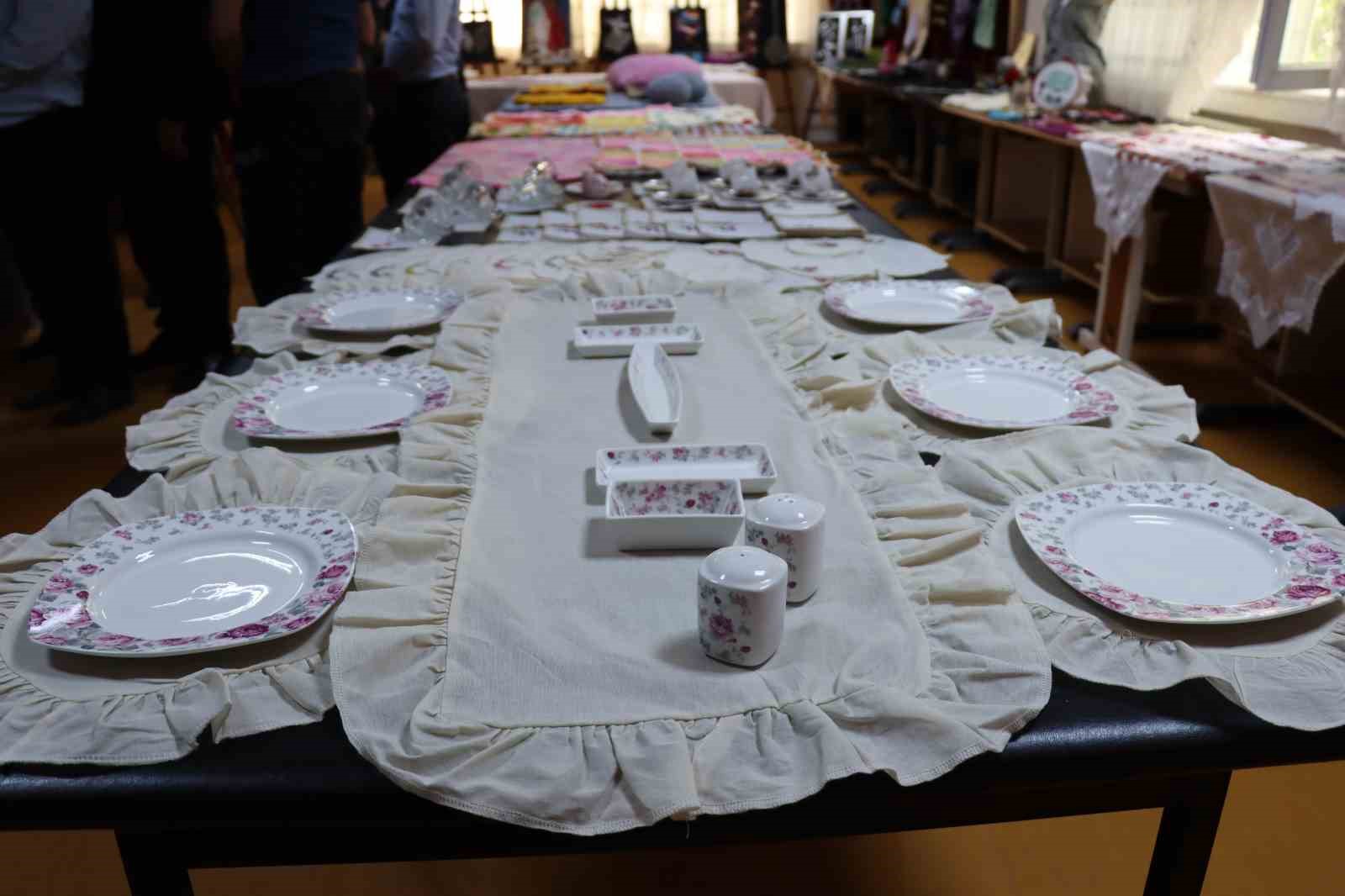 G&uuml;ny&uuml;z&uuml; Halk Eğitim M&uuml;d&uuml;rl&uuml;ğ&uuml;nde yıl sonu sergisi
