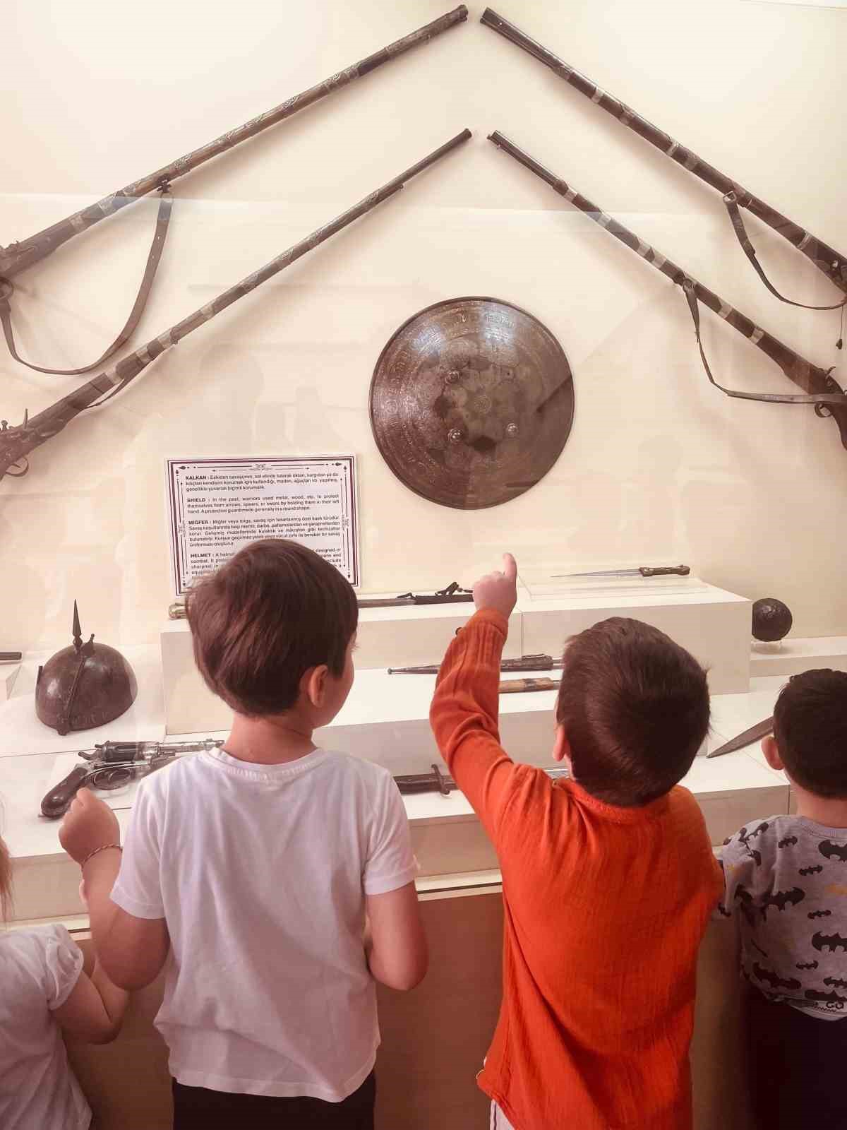 Minik &ouml;ğrenciler temsili arkeolojik kazı &ccedil;alışması yaptı
