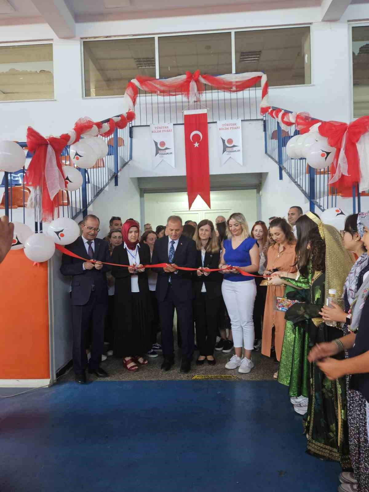 &Ouml;ğrencilerin &ccedil;alışmaları b&uuml;y&uuml;k dikkatle incelendi
