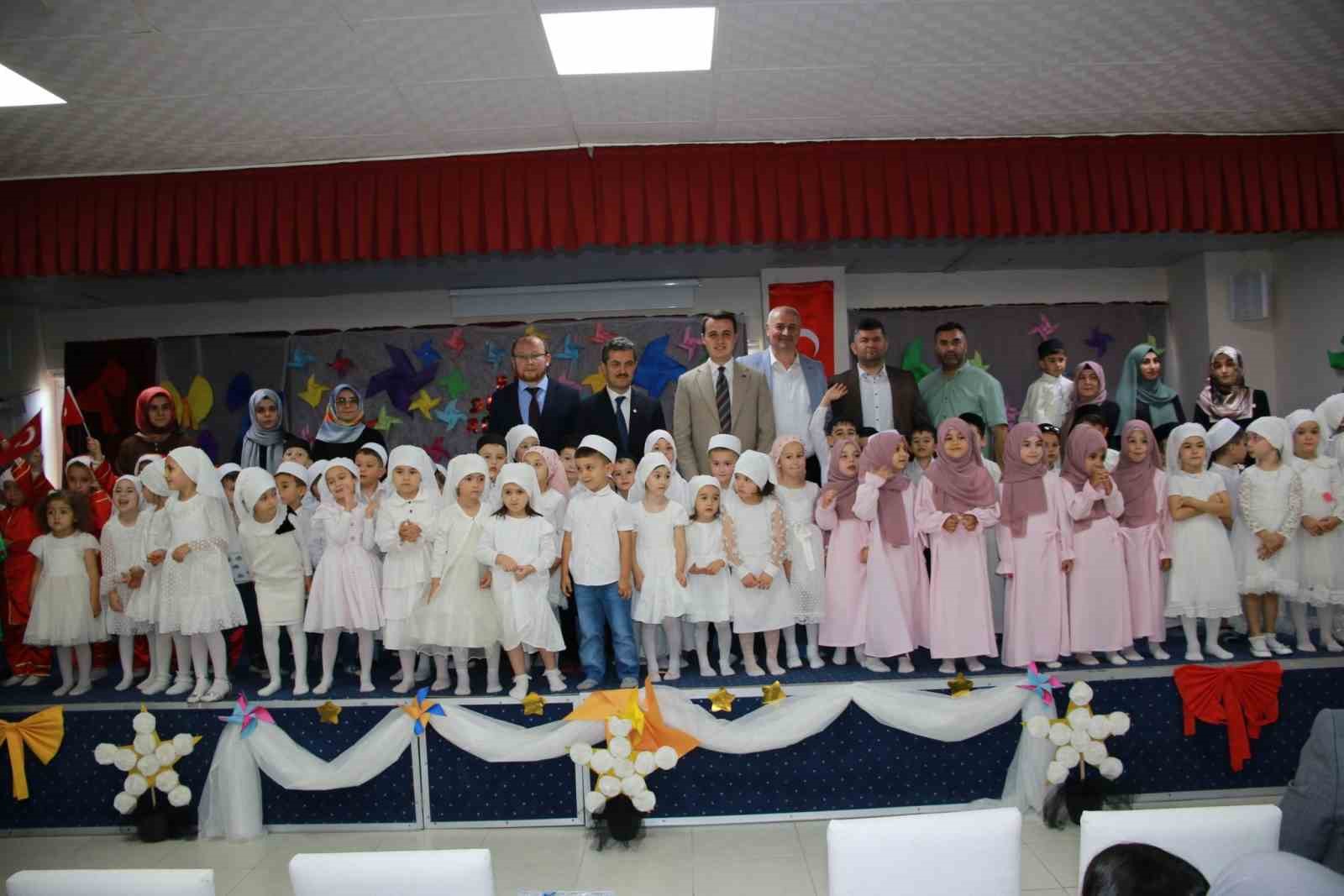 Miniklerin gösterisi büyük alkış aldı