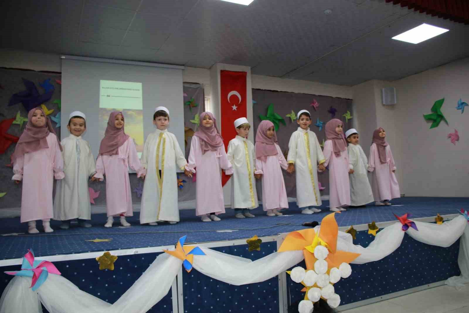 Miniklerin gösterisi büyük alkış aldı
