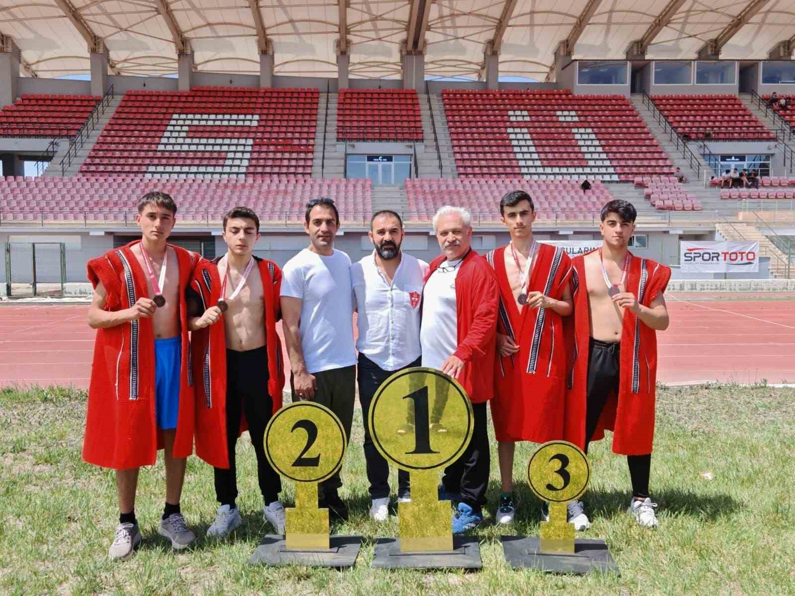 Elazığlı güreşçilerden gururlandıran dereceler