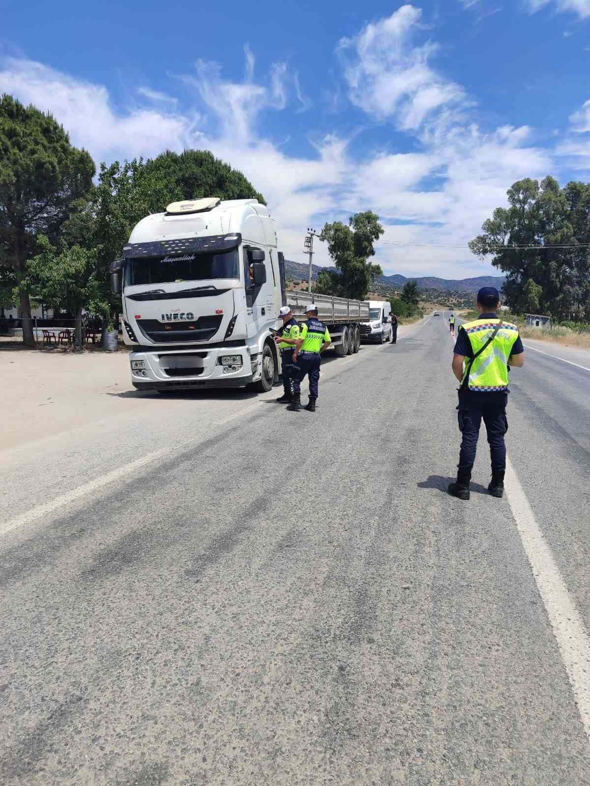 Sıcak Nokta uygulamasında 2 aranan şahıs yakalandı
