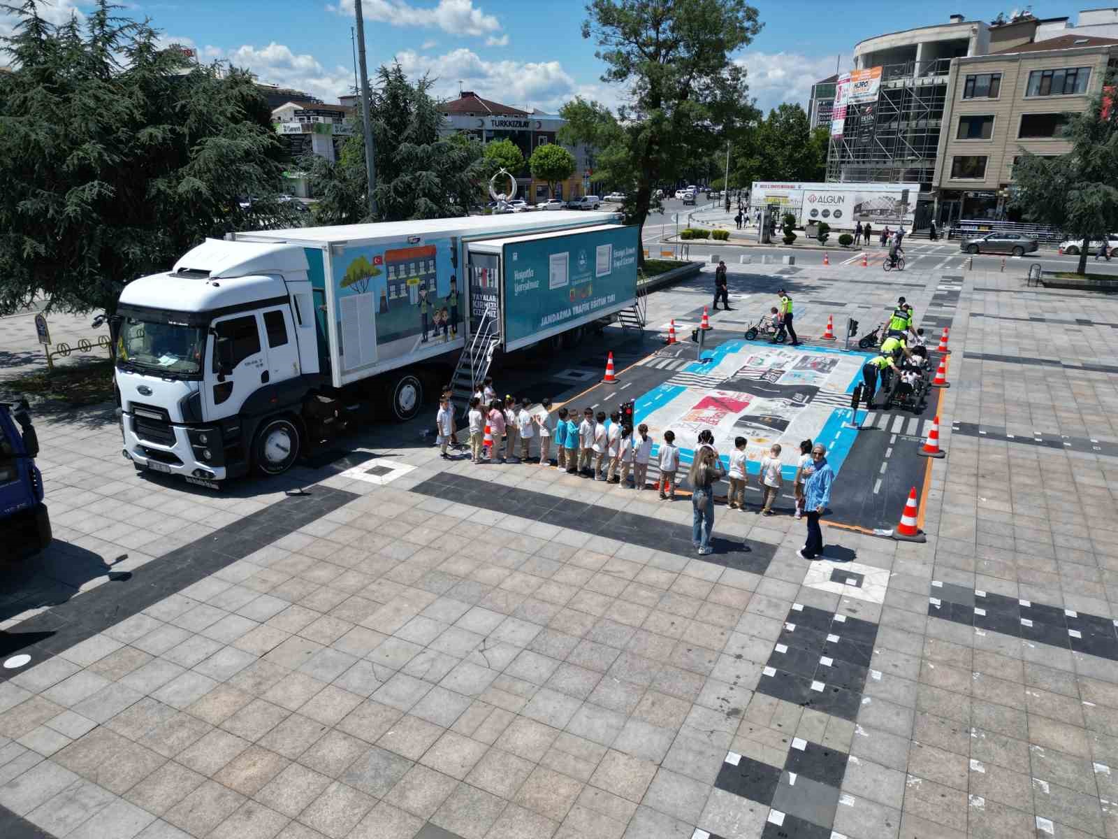 Vali takla atan araca bindi
