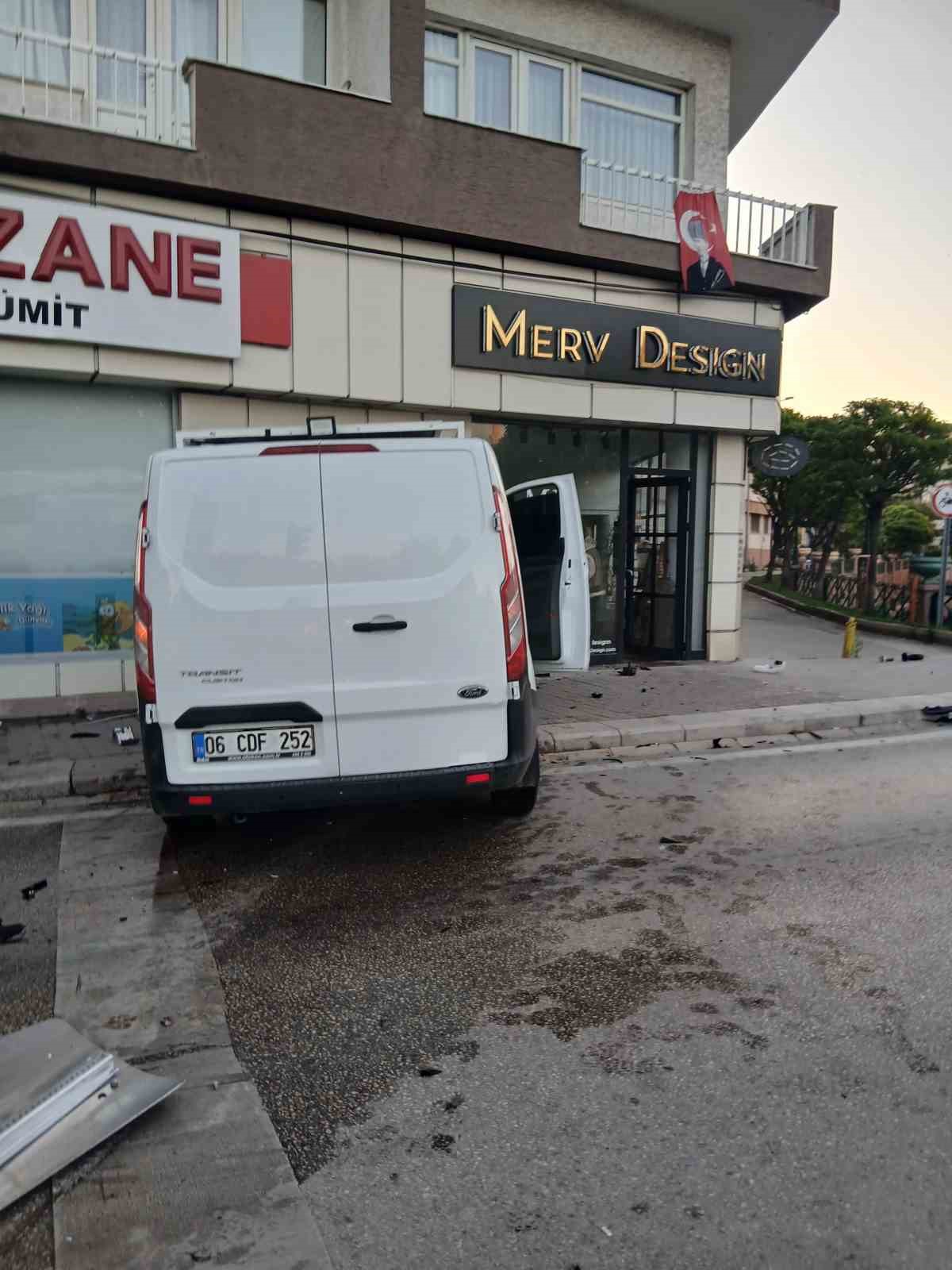 Kavşakta kaza yapan ara&ccedil; işletmenin duvarına &ccedil;arptı
